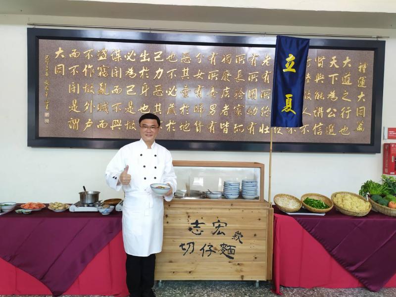 ▲志宏欸切仔麵今日開張,除了食材有講究,使用的碗更是鹿港鎮長許志宏的珍藏。(圖/記者葉靜美攝,2020.05.05)