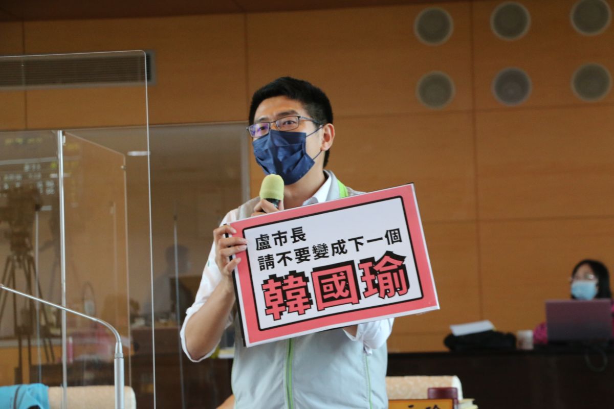 ▲議員黃守達質詢表示，現在罷韓活動如火如荼進行中，卻屢屢傳出高市府以行政手段干預罷免活動，盧市長應引以為鑑，不要成為下一個韓國瑜。 (圖／柳榮俊攝,2020.5.5)