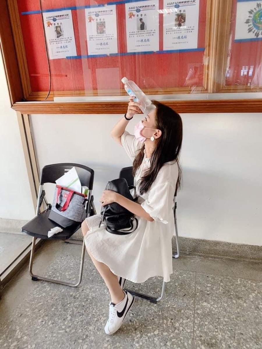 ▲量了7、8次，體溫仍高於37度，王小姐以冰水「冰鎮」額頭降溫，形成這有趣的畫面。（圖／記者陳聖璋翻攝）