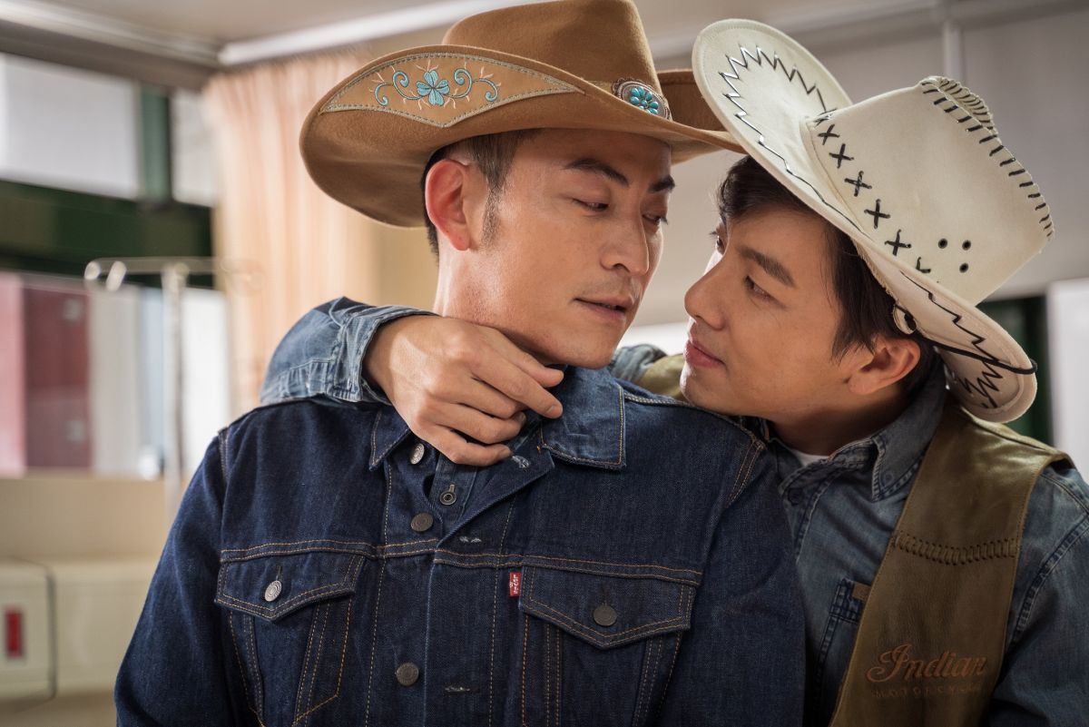 ▲《姊妹們 追吧》坤達（右）與趙駿亞重現斷背山經典橋段。（圖 / 東森提供）