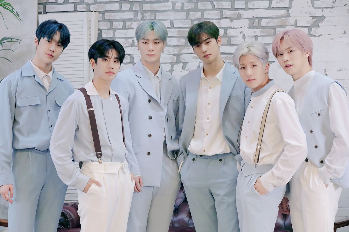 ▲ASTRO原本成員為產賀（左起）、MJ、文彬、車銀優、JIN JIN、ROCKY等6人，但2023年ROCKY退團、文彬過世，相隔2年多，他們決定合體開唱，視覺海報也保留文彬的位置。（圖／資料照）