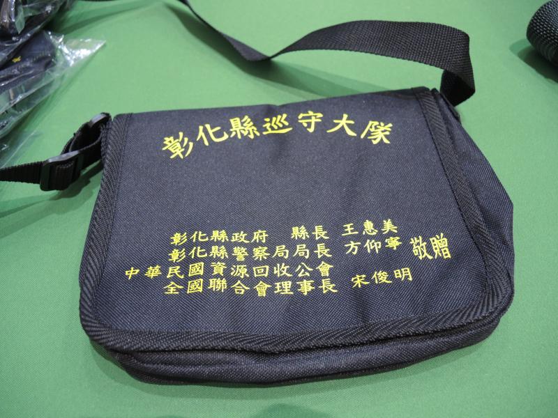 ▲旅居台南的中華民國資源回收公會全國聯合會理事長宋俊明，捐贈彰化縣守望相助隊勤務袋，讓隊員們感到很窩心。（圖／記者陳雅芳攝，2020.05.05）