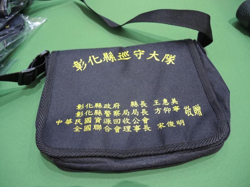 ▲旅居台南的中華民國資源回收公會全國聯合會理事長宋俊明,捐贈彰化縣守望相助隊勤務袋,讓隊員們感到很窩心。(圖/記者陳雅芳攝,2020.05.05)