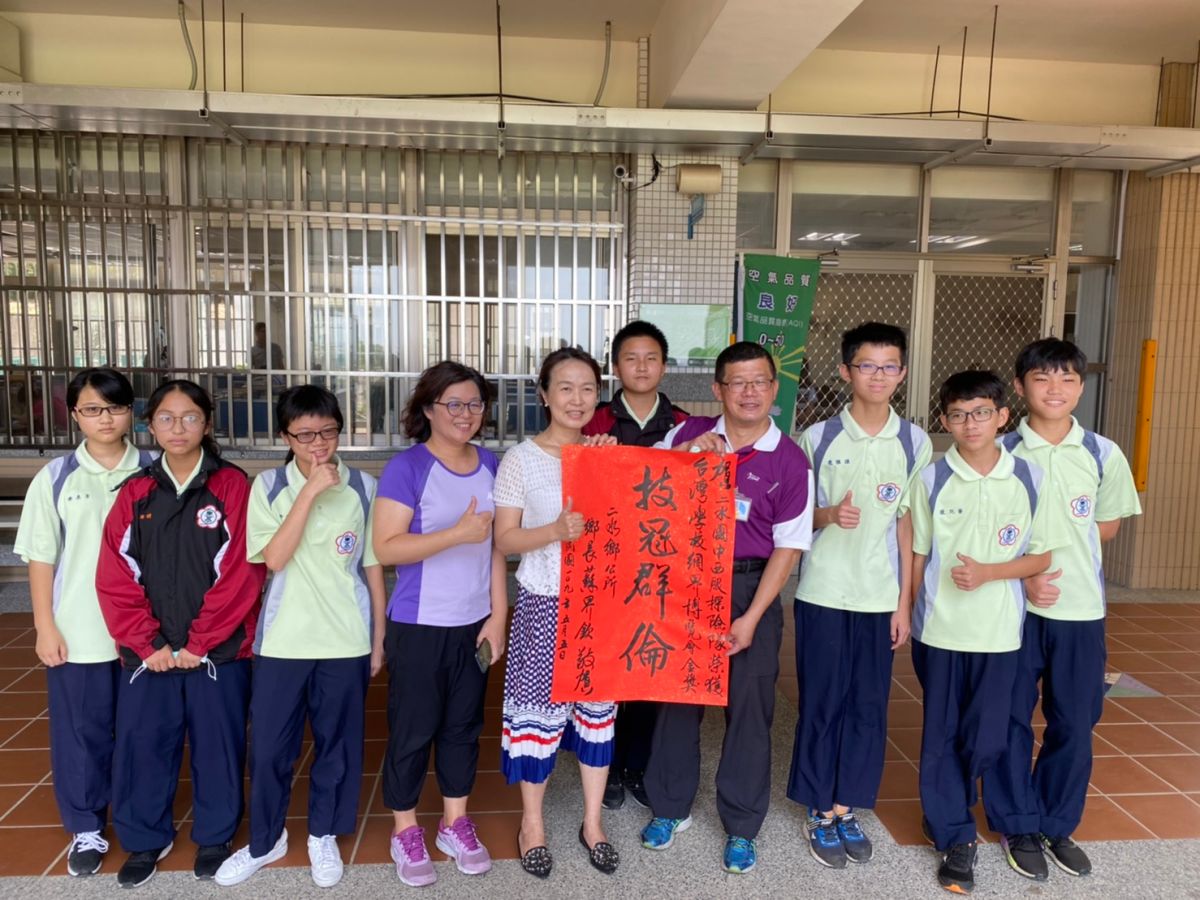 ▲二水國中參加2020國際學校網界博覽會，參賽作品中脫穎而出，獲得國際「金獎」肯定，鄉長蘇界欽前往學校貼紅榜。（圖／記者陳雅芳攝，2020.05.05）