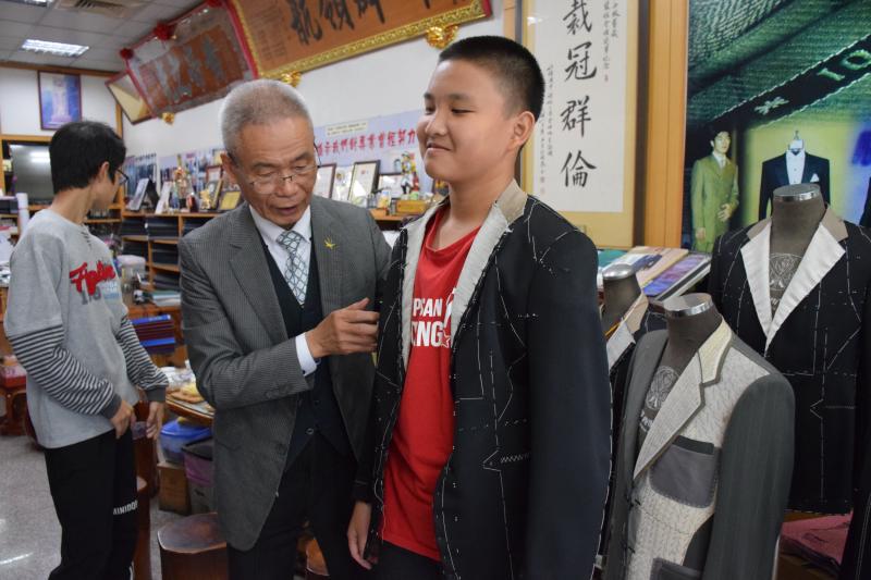 ▲二水國中這次得到金牌獎的作品,是採訪鄰近鄉鎮社頭力士西服--人稱董事長御用的手工西裝師傅張森林。(圖/記者陳雅芳攝,2020.05.05)