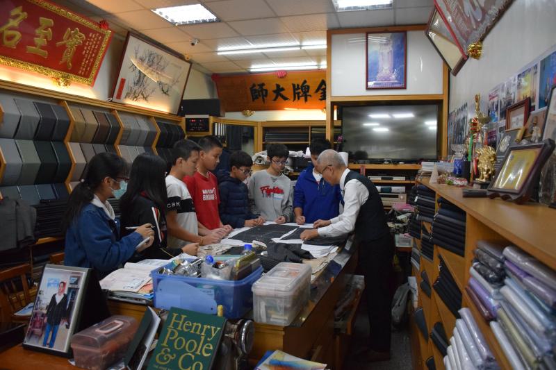 ▲二水國中設計群二年級學生團隊製作的「地方人物領袖組」,採訪鄰近鄉鎮社頭力士西服--人稱董事長御用的手工西裝師傅張森林。(圖/記者陳雅芳攝,2020.05.05)