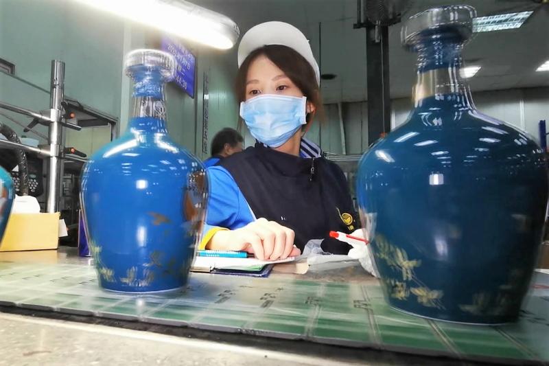 ▲受口罩管制措施影響,金酒公司口罩庫存拉警報,急向金門小英之友會求援。(圖/記者蔡若喬攝)