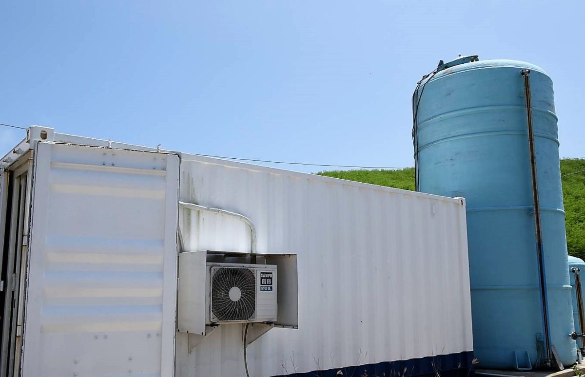 ▲澎湖望安東嶼坪居民原本使用地下水，海管處興建海水淡化廠後，將水儲存在50噸水塔中，再與地下水混用。（圖／望安民眾提供）