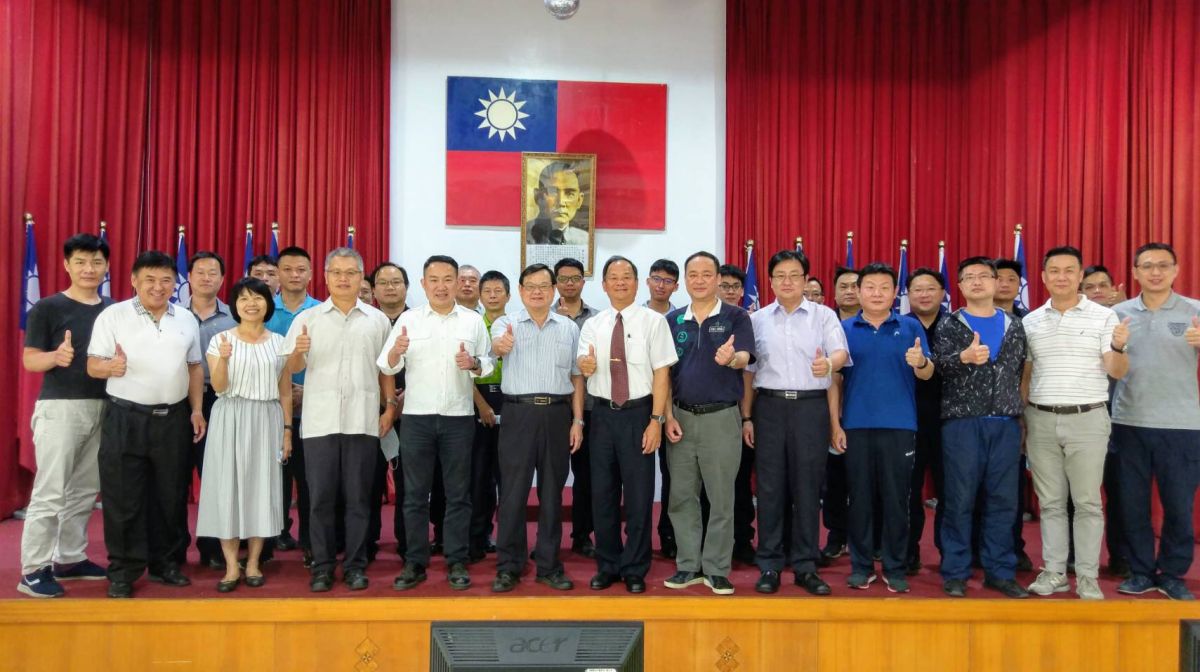 ▲大園分局迅速偵破女學生遭擄走案件，利晉工程社會福利慈善事業基金會今天上午，特別至大園警分局頒贈慰勞金，感謝警方於防疫期間積極守護轄區治安。（圖／大園分局提供）