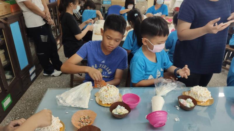 ▲文德國小老師們也把握住母親節節日這個機會,讓小朋友親手製作一個小蛋糕送給媽媽。(圖/記者陳雅芳攝,2020.05.05)