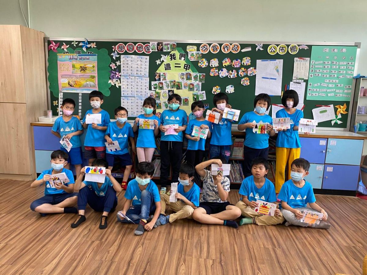 ▲溫馨5月傳達愛！芬園鄉文德國小讓學生自己親手製作母親節蛋糕送給媽媽，小朋友親手手寫撩媽金句，讓不少媽媽又驚又喜。（圖／記者陳雅芳攝，2020.05.05）
