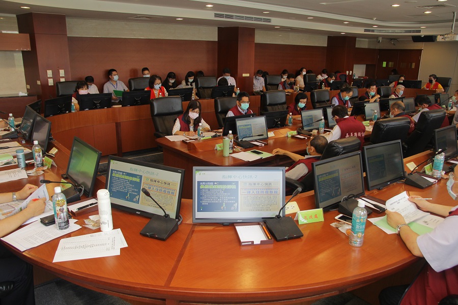 ▲縣長翁章梁宣布在防疫作業完備的前提下，將開放學校附設游泳池辦理水域活動，及舉行校慶活動。(圖／嘉義縣政府提供）