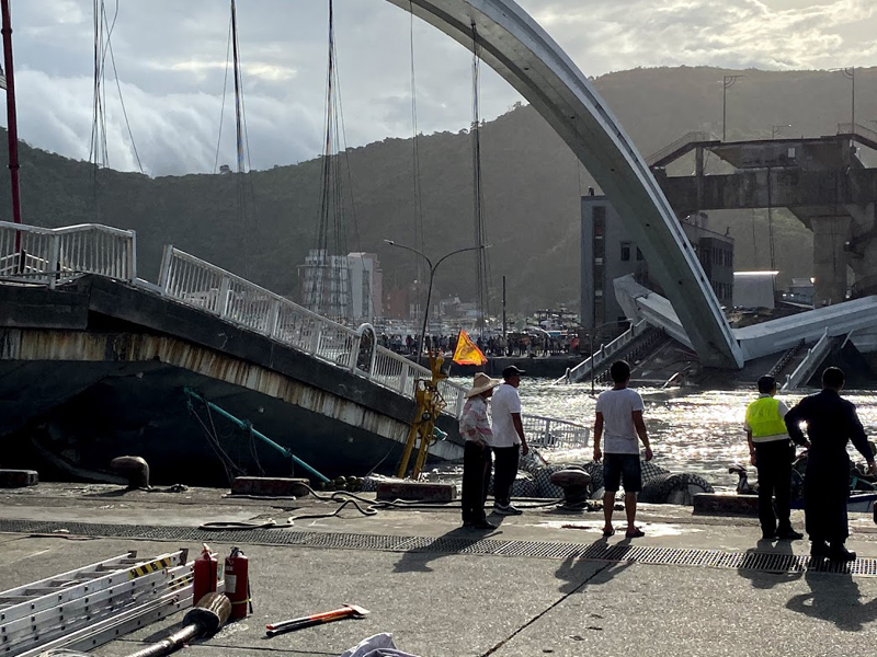 ▲南方澳跨港大橋去年（108年）10月1日上午9時30分突然斷裂崩塌。（圖／記者李清貴攝,資料照)