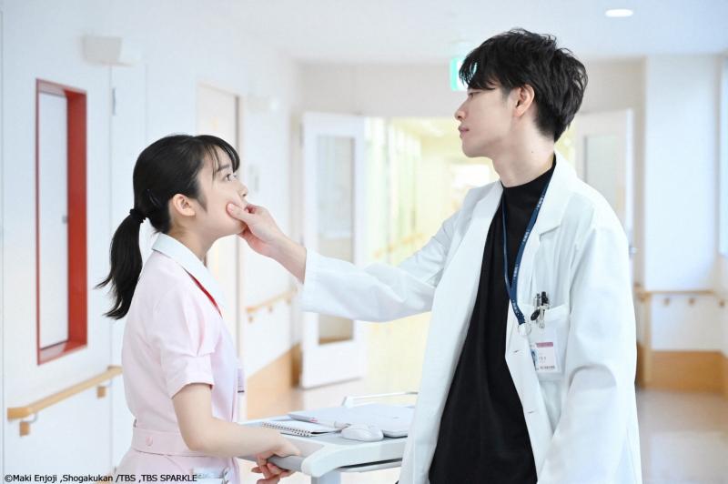 ▲《戀久》中的冷酷醫生一角,讓佐藤健(右)帥出新高度。(圖/緯來日本台)