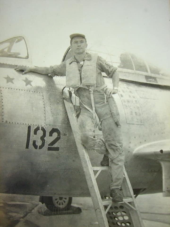 ▲歐陽漪棻與空戰時駕駛之戰機合影，漆上兩顆紅星表示擊落2架敵機。(圖/空軍司令部臉書)