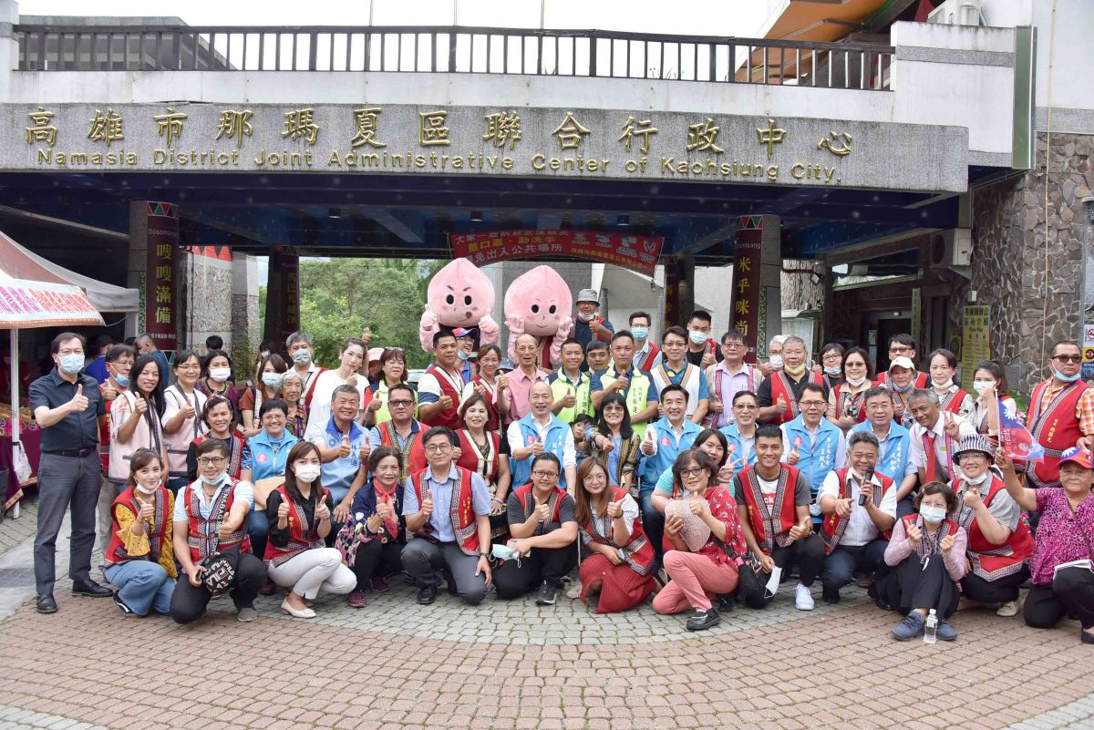 ▲高雄市長韓國瑜今日率市府團隊至那瑪夏區公所視察，並一同行銷水蜜桃。（圖／高市府提供）