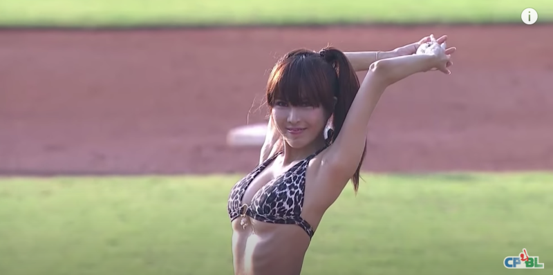 ▲瑜珈女神房妍開球。(圖/取自CPBLTV)