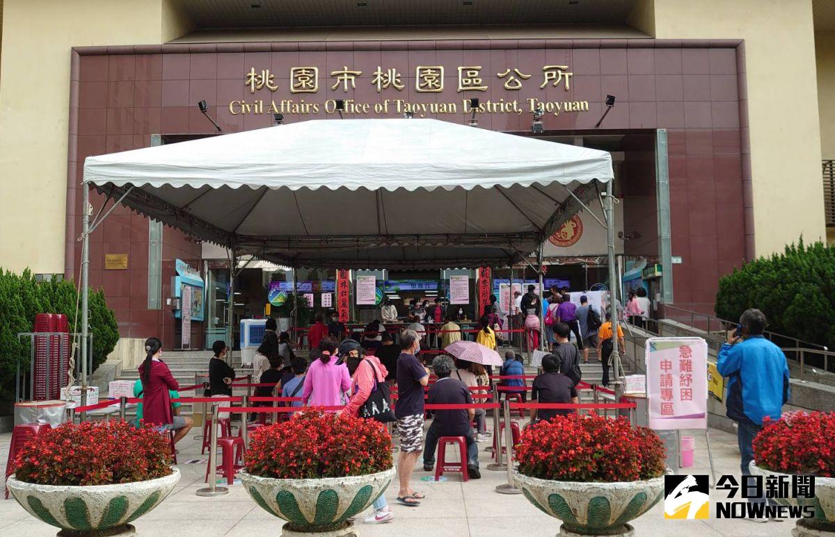 ▲許多民眾湧入區公所申請紓困補助金。（圖／記者李春台攝, 2020.05.06）