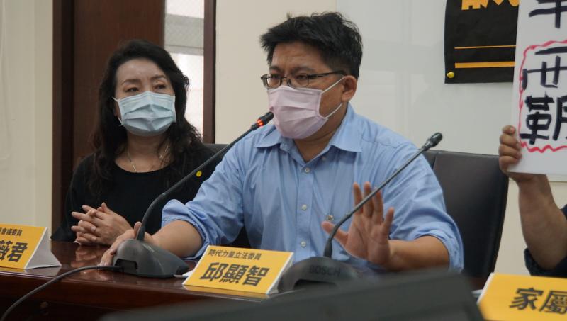 ▲陸軍269旅黃姓中尉自殺案,立委邱顯智指出,黃中尉兼旅部二級廠廠長,中尉占少校缺不僅不合理,連長還是職務代理人,更是莫名其妙。(圖/記者呂炯昌攝.2020.05.06)