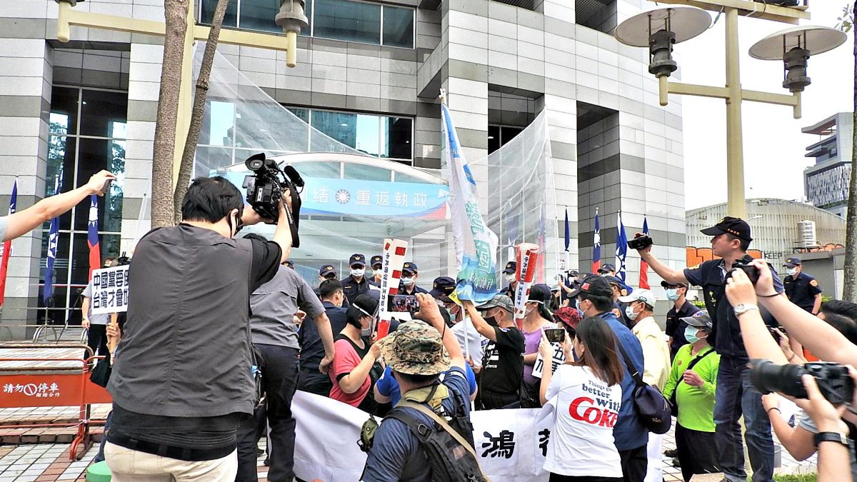 ▲國民黨中央黨部6日被砸雞蛋抗議。(圖/記者陳弘志攝)