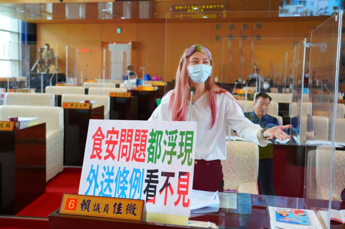 ▲議員賴佳微表示，市府現今未見食安問題，訂立外送的自治條例。 (圖／柳榮俊攝2020.5.6)