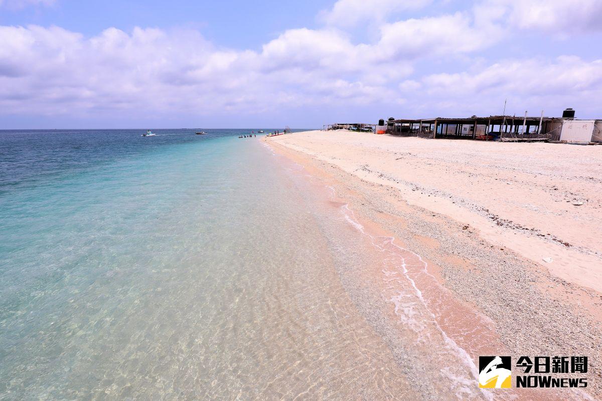 ▲澎湖北海域重要的生態保育區「澎澎灘」，再澎湖縣政府農漁局與地方業者共同努力之下，將沙灘打掃的乾乾淨淨，提供夏候鳥群棲息產卵的優質環境。（圖／記者張塵攝，2020.05.06）