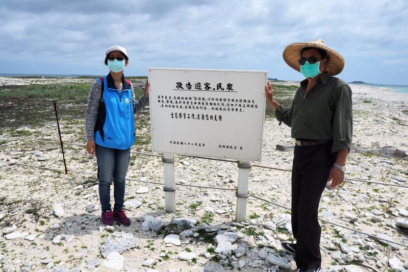 ▲農漁局長陳晶卉說明，此次棲地整治作業，是由鳥嶼當地鉅航娛樂有限公司董事長吳艮滿調派船隻及機具，全力配合縣府清除堆積在沙洲的垃圾。（圖／記者張塵攝，2020.05.06）