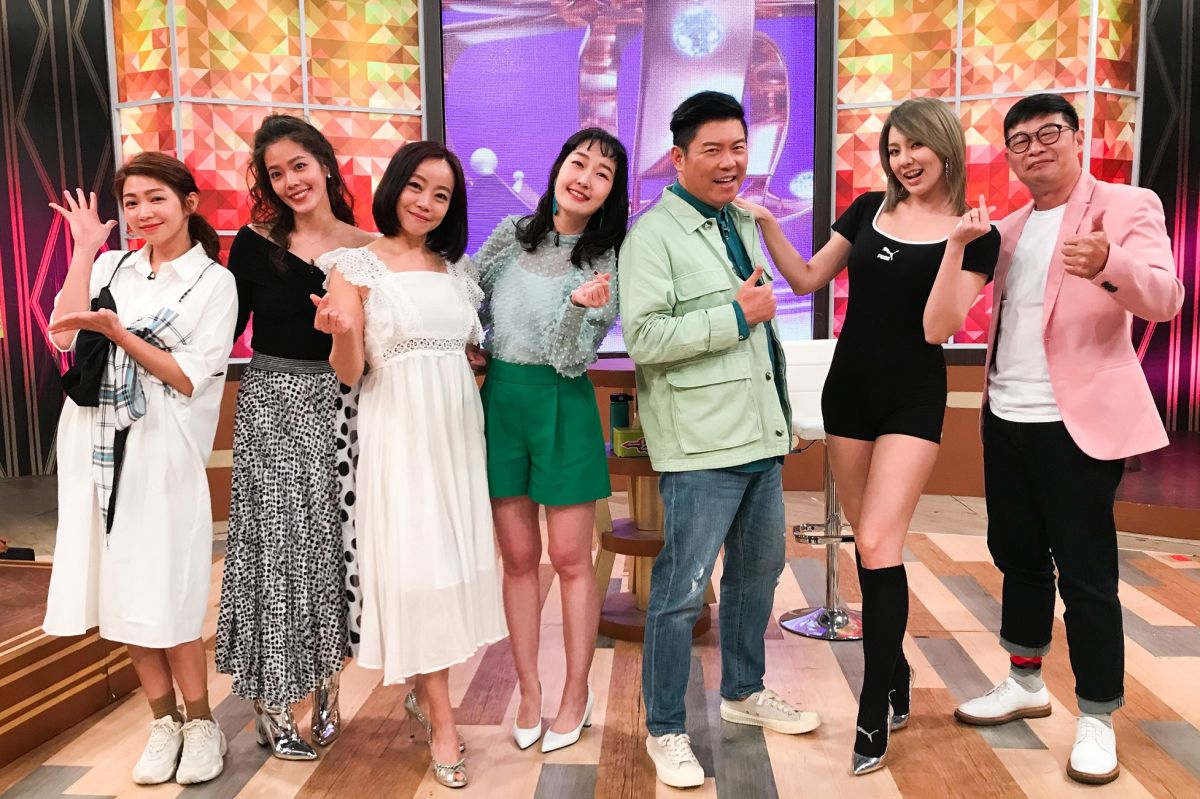 ▲曾智希（左起）、翊萱、范瑞君、巴鈺、曾國城、劉雨柔、馬力歐討論過往慘痛經驗。（圖／衛視中文台提供）