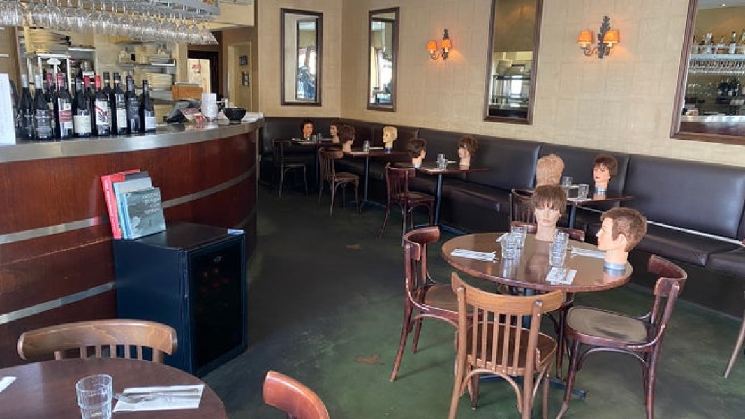 ▲澳洲布里斯本一家咖啡廳用假人頭當擺設。（圖／翻攝10 News First）