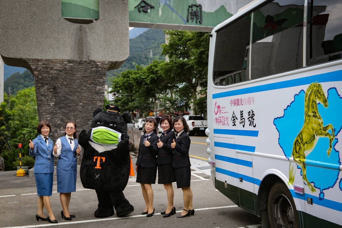 ▲中部橫貫公路開通一甲子，參山國家風景區管理處復刻865金馬號公車，喚起民眾對中橫的美好回憶 (圖／柳榮俊翻攝2020.5.6)