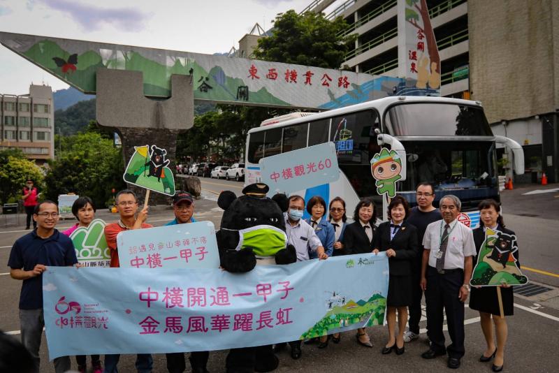 ▲中部橫貫公路開通一甲子,參山國家風景區管理處復刻865金馬號公車,喚起民眾對中橫的美好回憶
