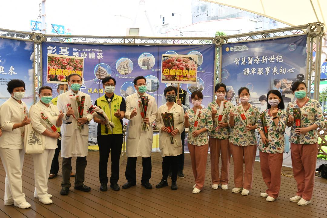 ▲彰化市長林世賢贈送康乃馨給防疫第一線的彰基醫護人員，表達尊敬感恩之意，祝福她們母親節及護士節快樂。（圖／記者葉靜美攝，2020.05.06）