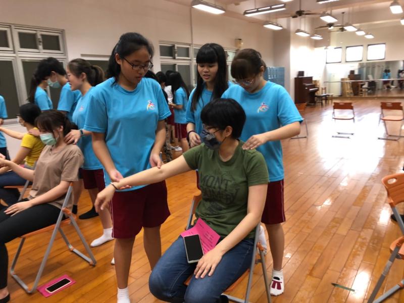 ▲學生為老師進行筋絡按摩。(圖/光華高中)