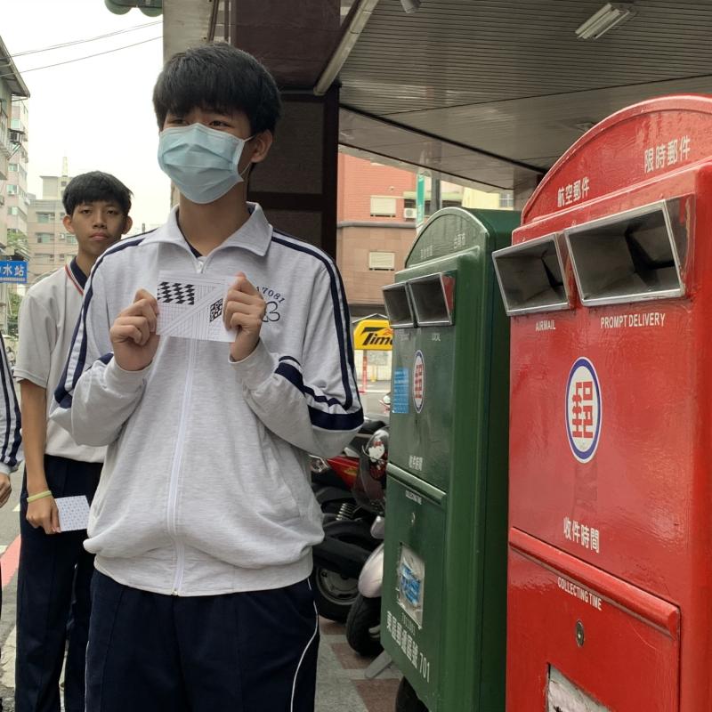 ▲學生徒步到郵局寄出禪繞畫明信片。(圖/光華高中)