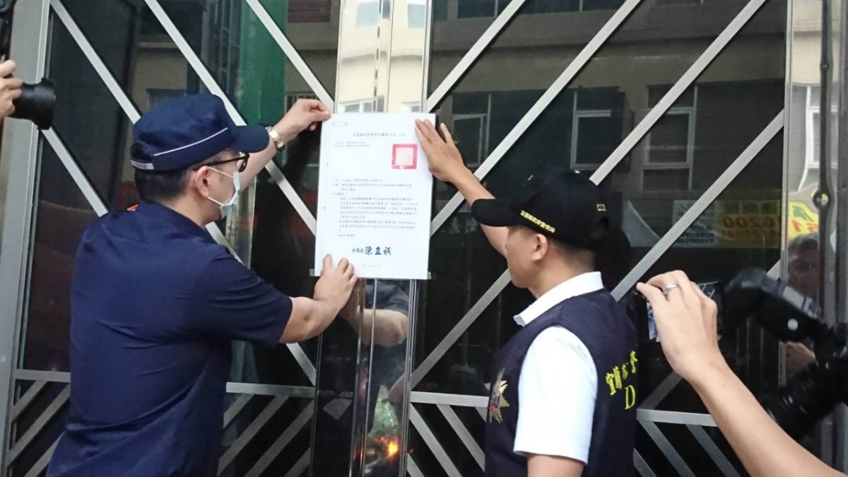 ▲羅東警分局依據宜蘭地方法院確定裁定，今（6）日下午前往「星聲代KTV」執行停止營業10日處分。（圖／羅東警分局提供)