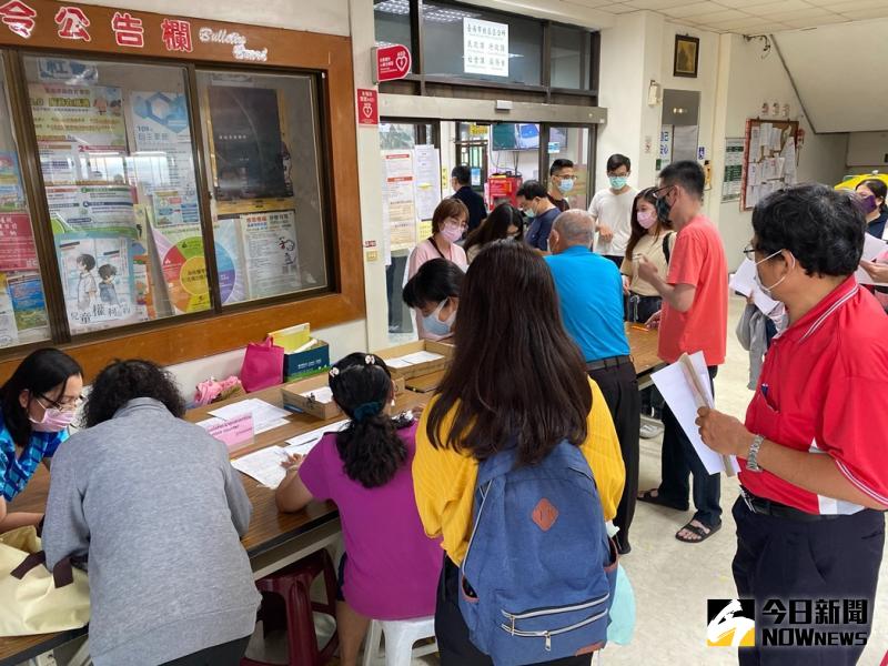 ▲許多民眾一大早就去區公所詢問如何申辦急難紓困金。(圖/記者陳聖璋攝,2020.05.06)