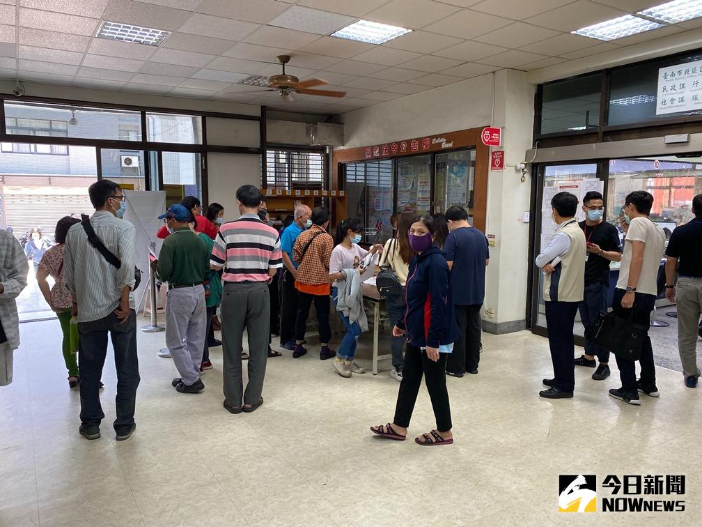 ▲許多民眾湧入區公所詢問如何申辦急難紓困金。（圖／記者陳聖璋攝，2020.05.06）