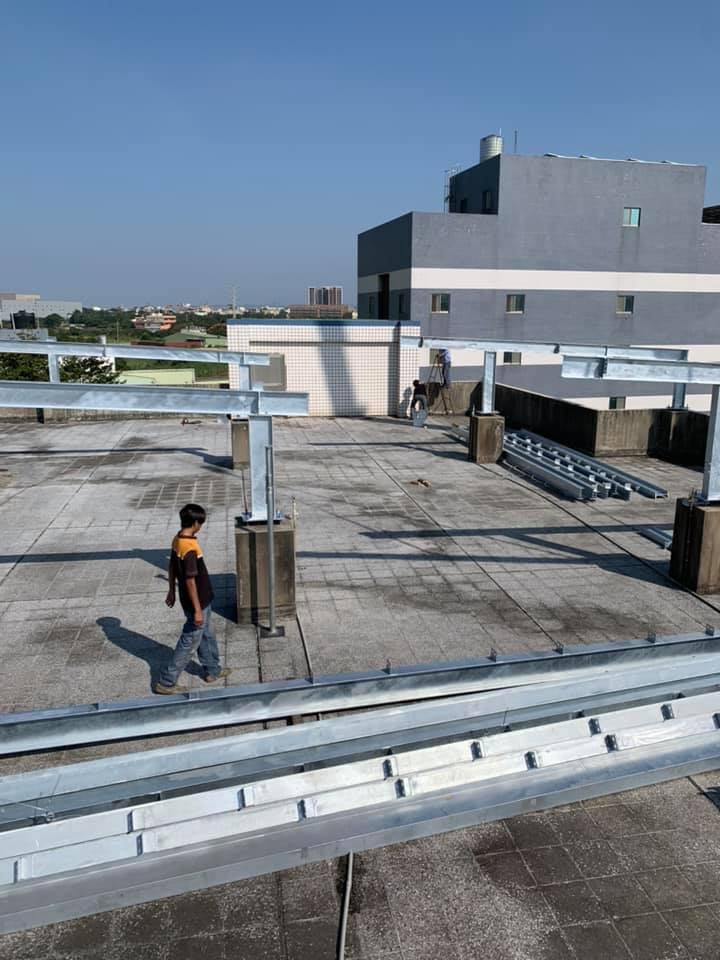 ▲羅姓單親少年透過人力仲介公司跟著詹姓男子到桃園做鐵工,慘遭惡老闆詹姓男子囚虐達3個月。(圖/記者陳雅芳攝,2020.05.06)