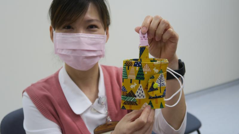 ▲收到這份獨特的禮物,學弟妹們都感動於黃靜如離職10年了還記得他們,直呼好暖心。(圖/記者陳雅芳攝,2020.05.06)