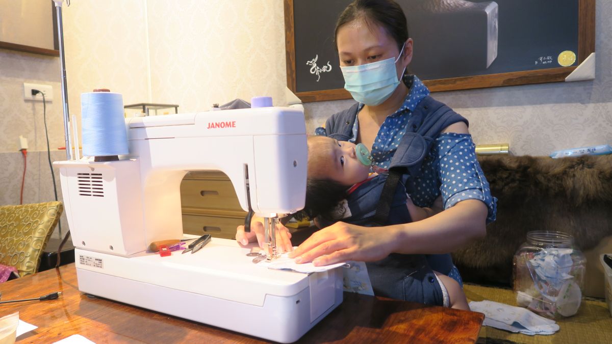 ▲黃靜如曾經在彰化醫院急診室任護理師，最近因新冠肺炎疫情，親自縫紉口罩收納袋送給彰化醫院急診室的學弟妹們。（圖／記者陳雅芳攝，2020.05.06）