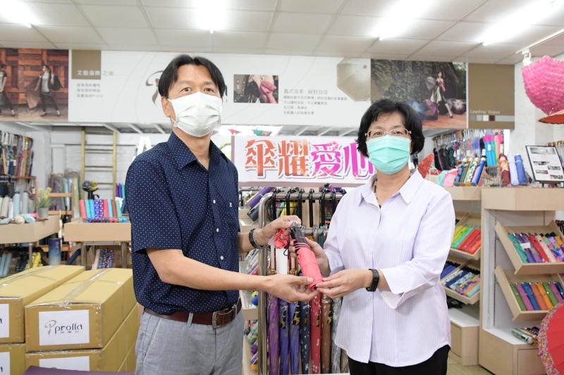 ▲鹿港秀裕工業公司為學生撐起愛心傘,彰化縣長王惠美替學生感謝企業主捐贈愛心傘。(圖/記者陳雅芳攝,2020.05.06)