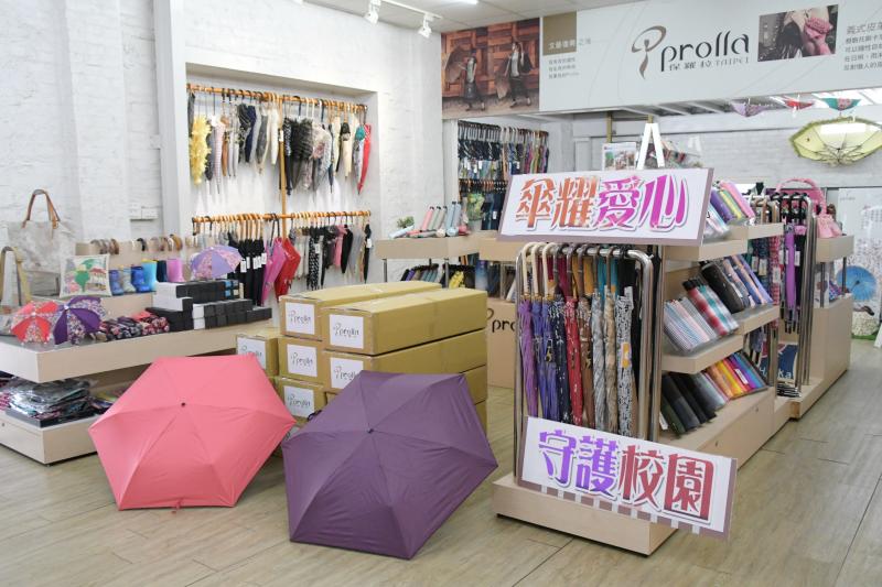 ▲鹿港鎮在地企業秀裕工業公司捐贈愛心傘,希望能在梅雨季節來臨之際,供學童使用。(圖/記者陳雅芳攝,2020.05.06)