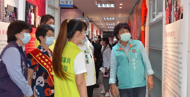 ▲鄭鎮長與來賓一起欣賞金婚「愛的印記」感人照片與肉容。(圖/記者郭春輝攝,2020.05.06)