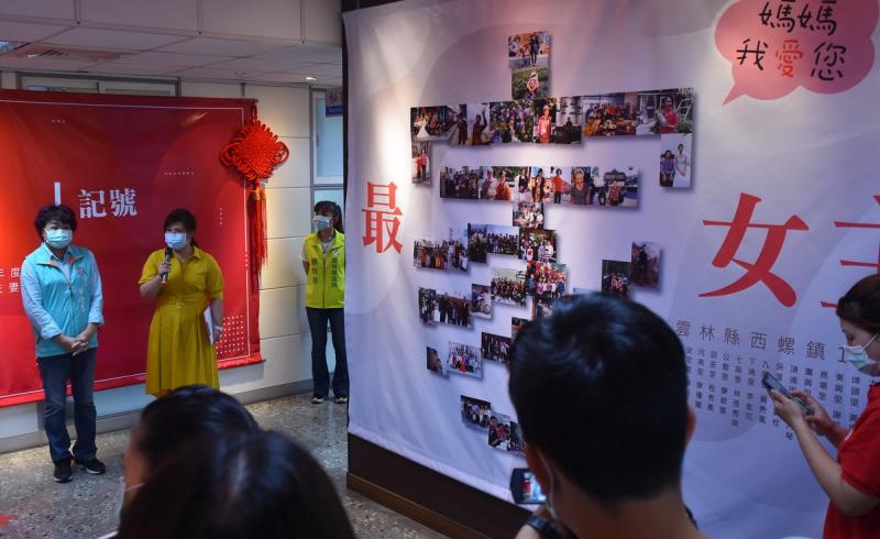 ▲模範毌親成為攝影展的最佳女主角。(圖/記者郭春輝攝,2020.05.06)