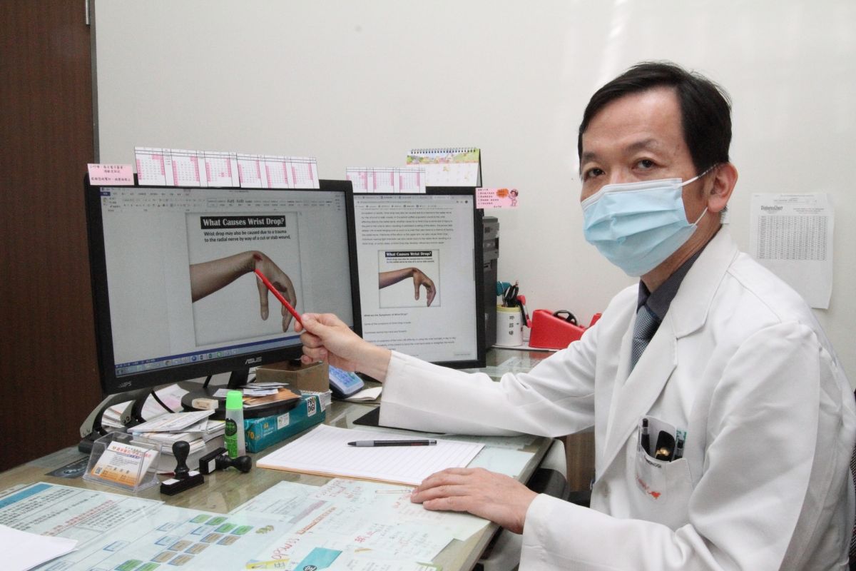▲中年男性一覺起來，發現自己的左手腕無力，完全抬不起來，以為是中風了，求診於員榮醫療體系，檢查出是「橈神經損傷」。（圖／記者陳雅芳攝，2020.05.06）