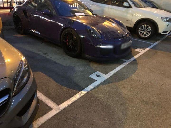 ▲保時捷一台獨佔 2 車位，並霸氣留下紙條寫著「已付兩位費用」，讓網友讚翻。（圖／翻攝自爆廢公社二館）