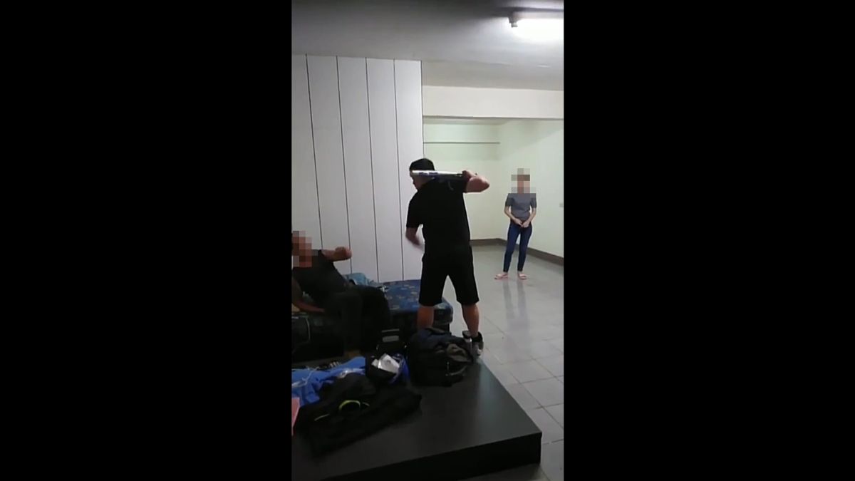 ▲張姓業主因為得知黃姓員工吸毒又怠工，氣憤的持球棒痛毆黃男。（圖／翻攝「爆料公社」）