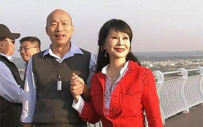▲張琍敏（右）去年與高雄市長韓國瑜相見歡。（圖／張琍敏臉書）