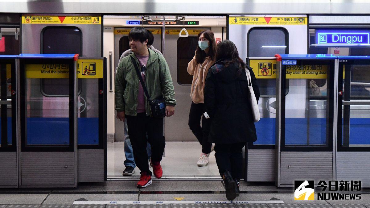 ▲台北捷運公司研發「車廂擁擠度即時告知功能」即日起於板南線優先試辦。（圖／NOWnews資料圖片）