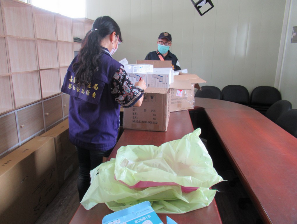▲嘉義縣衛生局會同刑事警察局等檢警單位查獲違法囤積仿口罩6箱9萬多片、未申請許可證額溫槍155支及防護衣600件等防疫物資。（圖／嘉義縣衛生局提供）